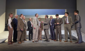 On voit 12 hommes argumenter dans une pièce très claire et austère.